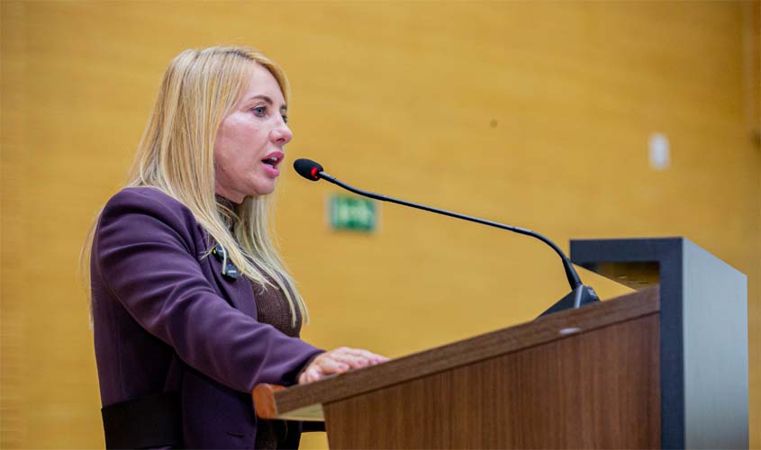 Ieda Chaves solicita veículo para hemodiálise 