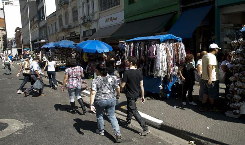 Retomada do mercado de trabalho é lenta e se apoia na informalidade