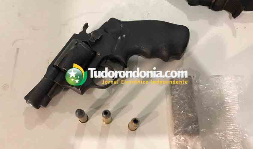 Polícia prende casal suspeito de assaltos com arma, moto roubada e droga na capital
