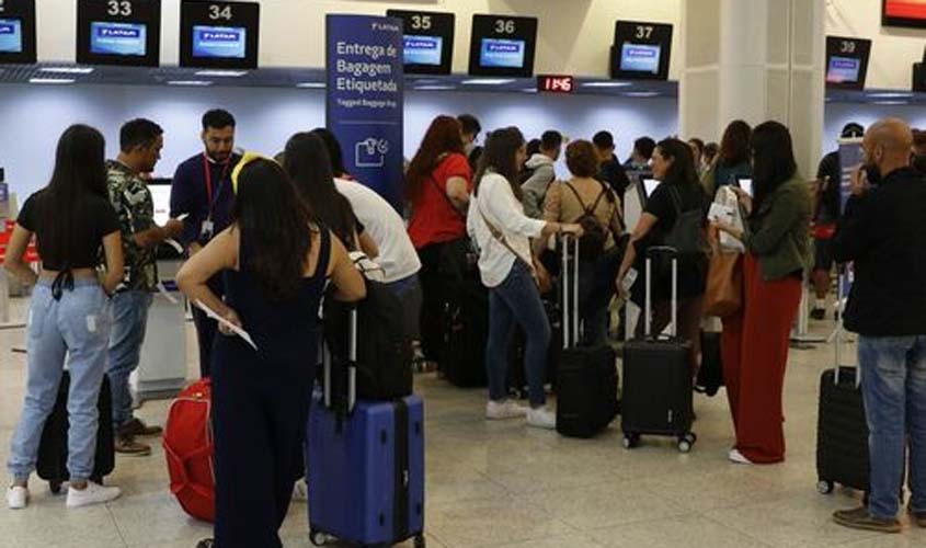 Greve dos pilotos e comissários causa cancelamentos e atrasos em voos