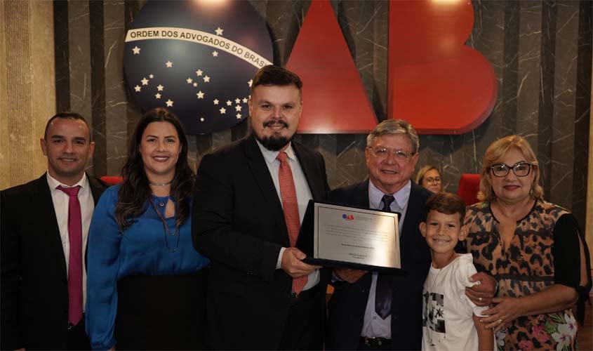 'Clênio Amorim foi um mestre', disse Vera Paixão durante sessão do Conselho Seccional que entregou moção de aplausos ao advogado e ex-jurista do TRE-RO