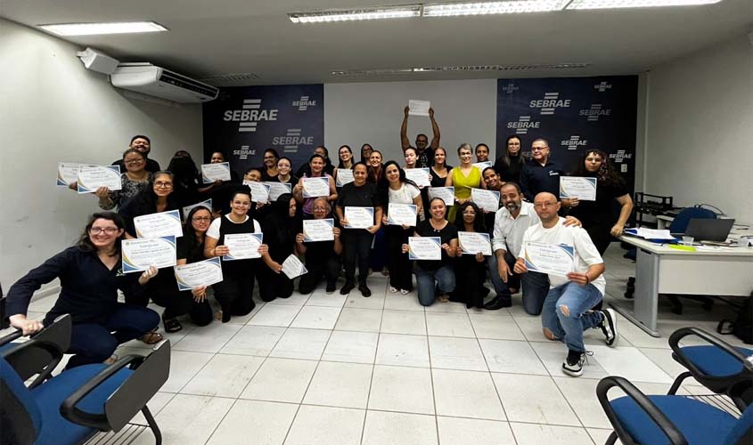 Curso Avançado de Libras forma 31 concluintes