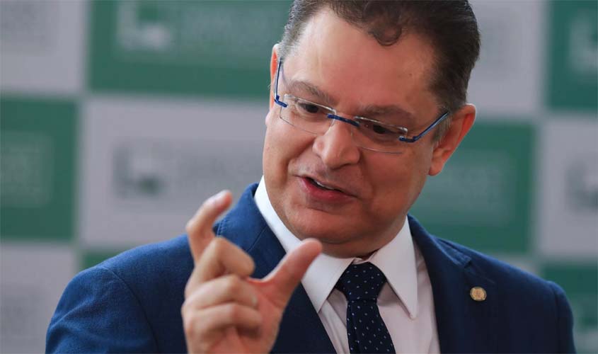 Aleluia! Sóstenes acordou com a PF na porta