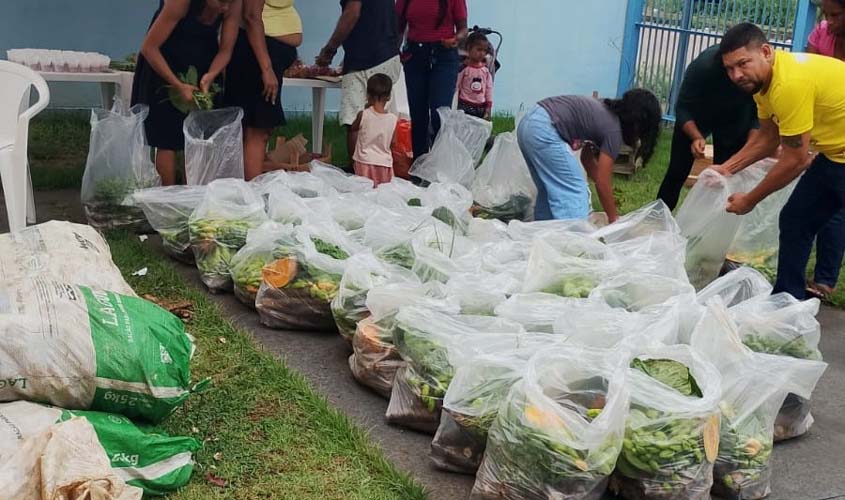 Famílias recebem cestas básicas no Cras Fernando Rocha