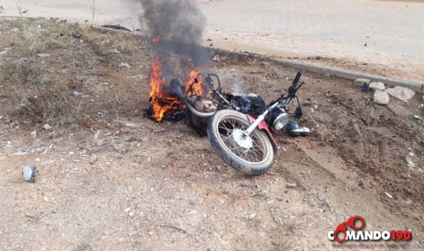 Moto pega fogo após colisão e motociclista é arremessado por mais de 10 metros