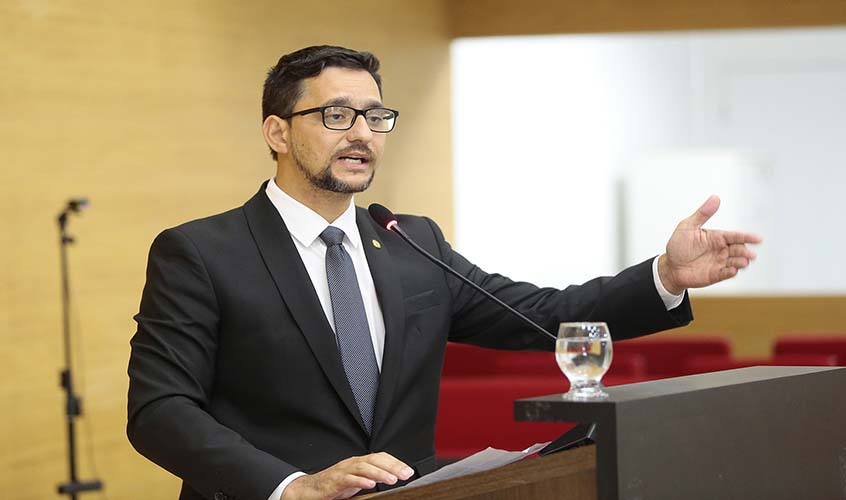 Anderson Pereira parabeniza policiais penais que apreenderam arma de fogo em cumprimento de mandado judicial