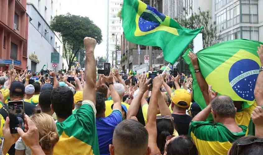 A direita sai do armário