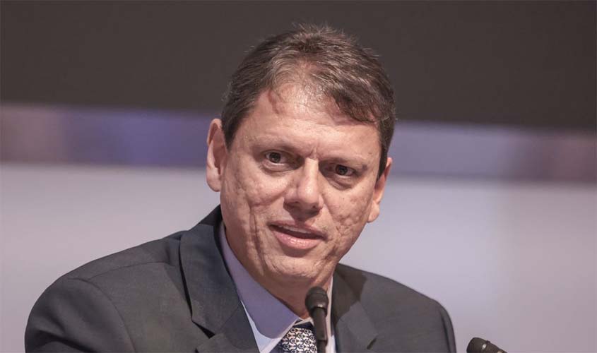 Moraes autoriza visita de Tarcísio a Bolsonaro