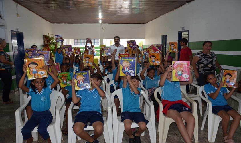 SEMED realiza entrega de livros didáticos para alunos da Rede Municipal