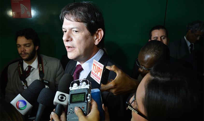 Após deixar UTI, Cid Gomes é transferido para Fortaleza