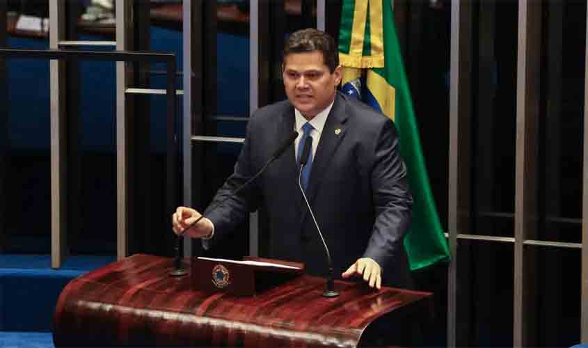 Anistia a golpistas não é assunto dos brasileiros, diz Alcolumbre