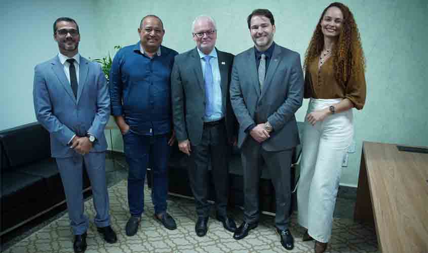 Presidente Alex Redano recebe presidente da ABRACAM e vereador de Cacaulândia