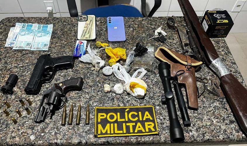 Polícia recupera moto furtada e apreende armas e drogas