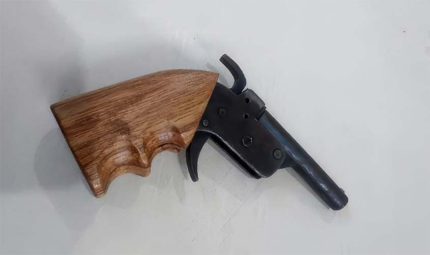 PM prende homem por violar medida protetiva e apreende arma