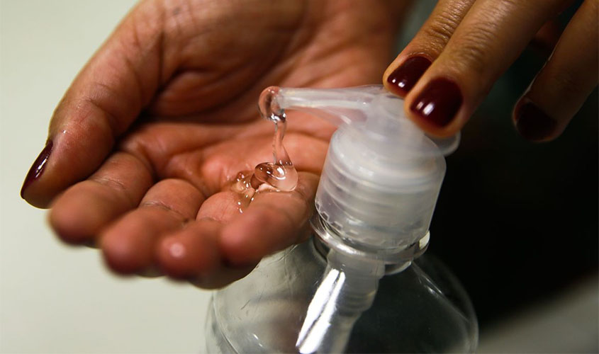 Anvisa libera fabricação e venda de álcool e desinfetantes
