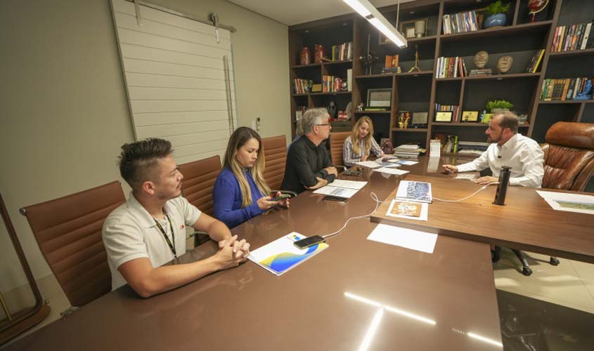 Hildon Chaves assina ordem de serviço para iluminação de trecho da Estrada do Areia Branca