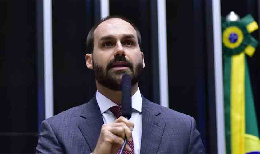 Fuga de Eduardo Bolsonaro: um tapa na cara da democracia e dos brasileiros