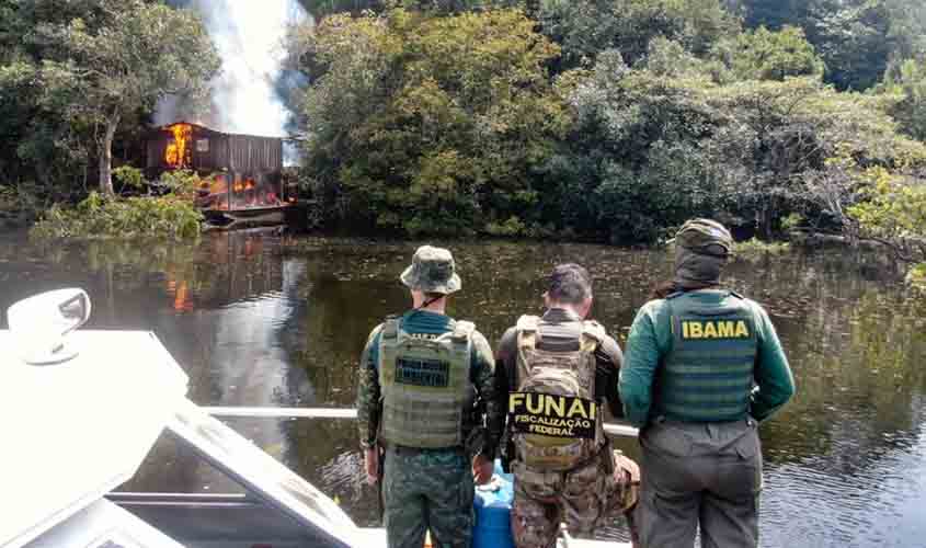 Funai, Ibama e PM Ambiental destroem 31 balsas e avançam no combate ao garimpo na região do Rio Madeira (AM)