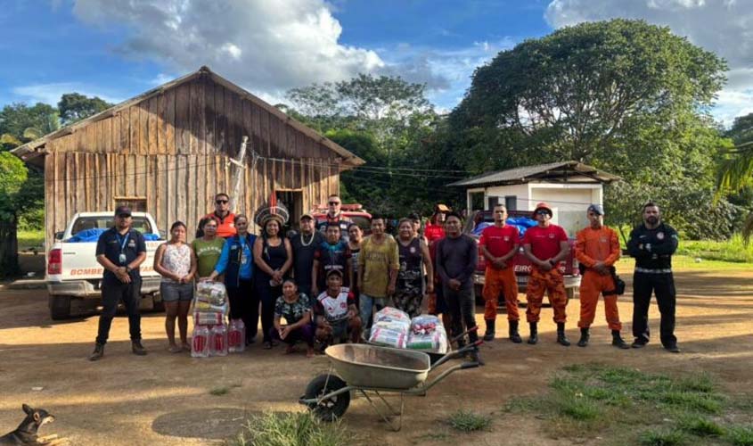 Governo de RO entrega cestas e água a famílias indígenas