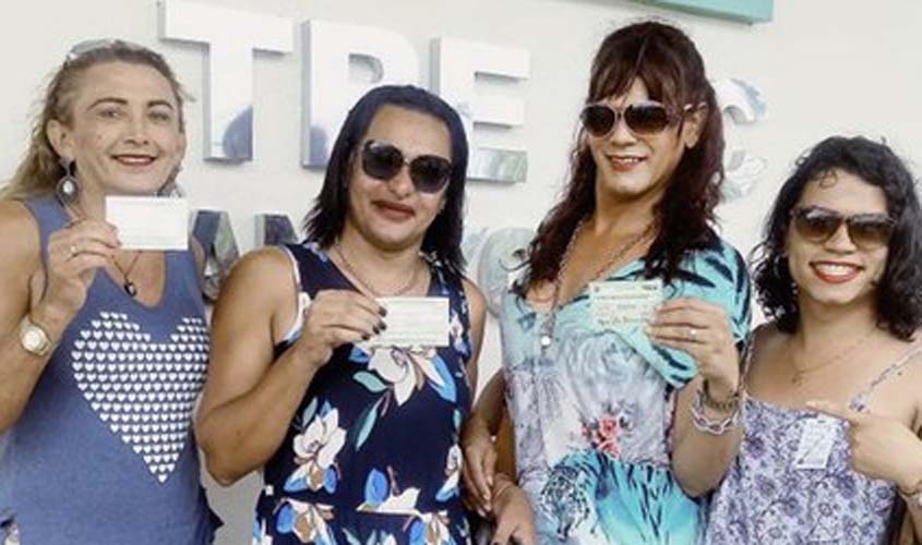 Mais de 1,4 mil travestis e transexuais já solicitaram a inclusão do nome social no título de eleitor