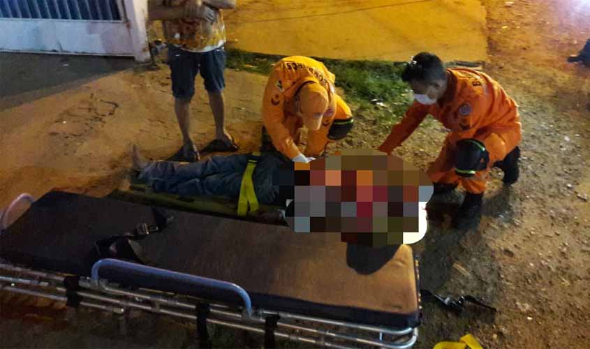 Homem é atacado com facão enquanto urinava na rua
