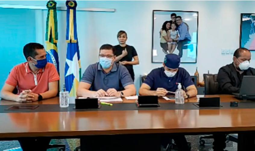 Vídeo: Secretário da Saúde diz que gasto de R$ 2,6 milhões com álcool em gel é “fake news”, mas é desmentido por adjunto