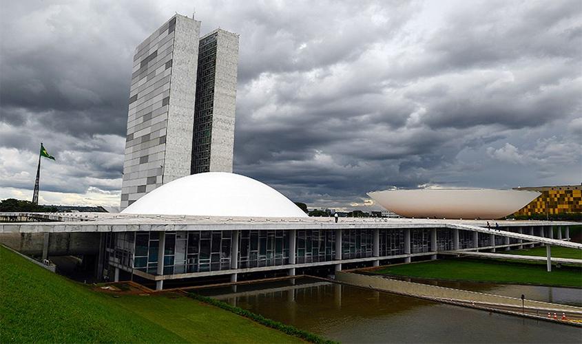 Senadores reagem à atuação de Bolsonaro em ato que pediu intervenção militar  