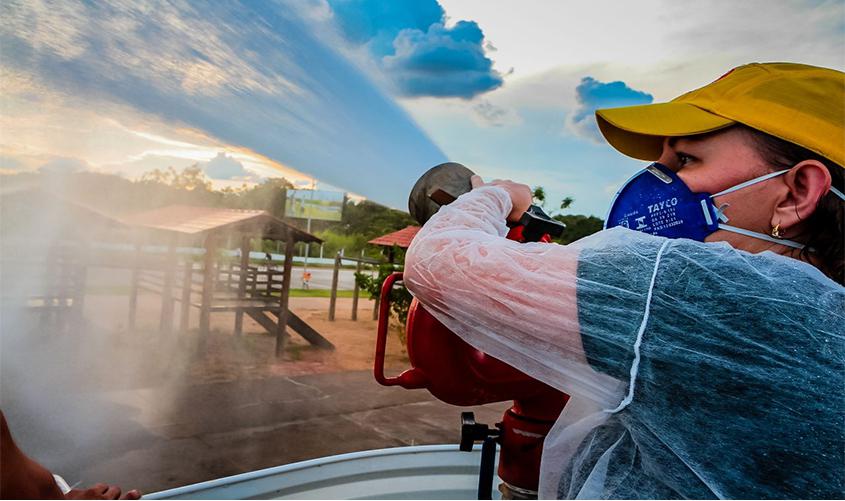 Espaços públicos recebem limpeza para prevenção ao coronavírus
