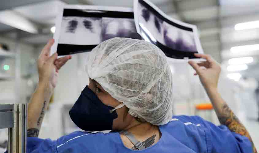 Covid-19: Brasil registra 3.321 mortes e 69,3 novos casos em 24 horas