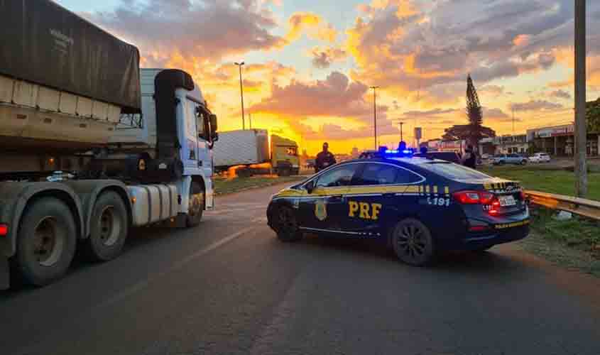 Em Vilhena/RO, PRF intercepta quase 35 mil litros de cachaça transportados ilegalmente