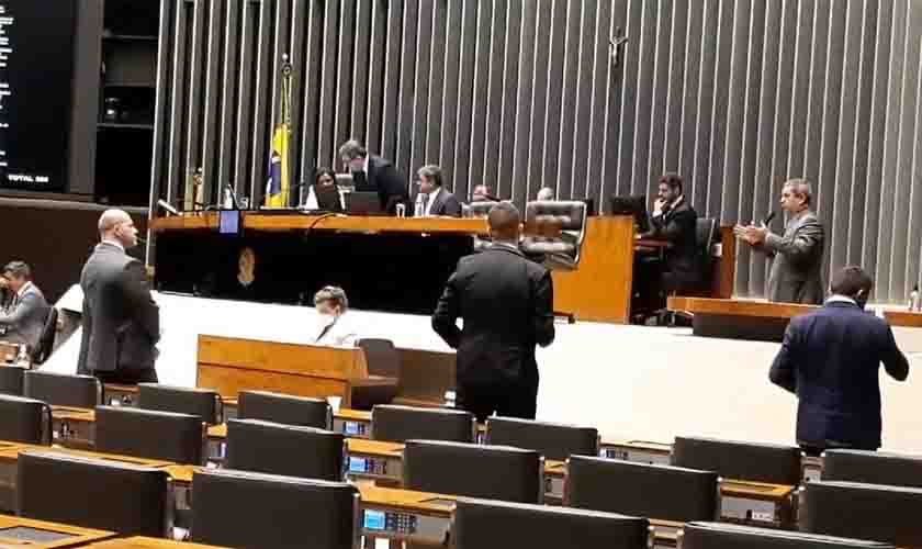 Isolado no plenário, Daniel Silveira aplaude sozinho discurso a seu favor (vídeo)