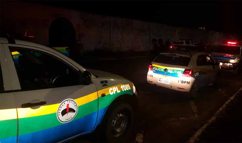 Homem embriagado tenta cortar pescoço da mulher com faca, ela grita e ele foge