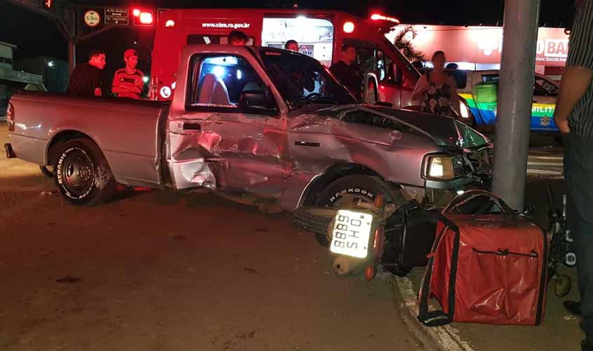 Grave colisão entre três veículos em cruzamento deixa uma pessoa com fratura