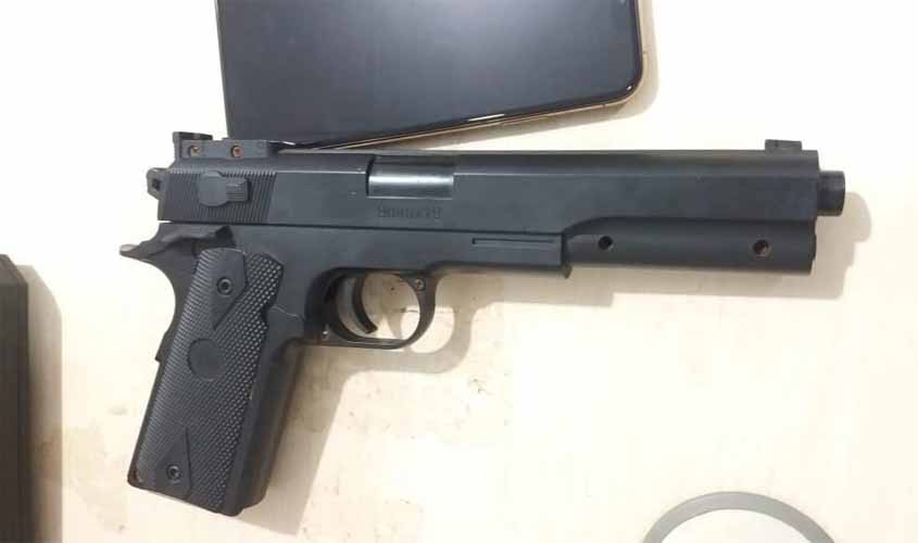 Trio de adolescentes é detido com arma de brinquedo após roubo