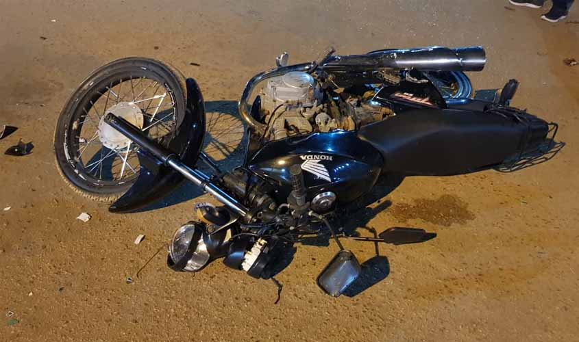 Motorista causa grave acidente ao avançar preferencial e foge após intimidar populares usando uma arma