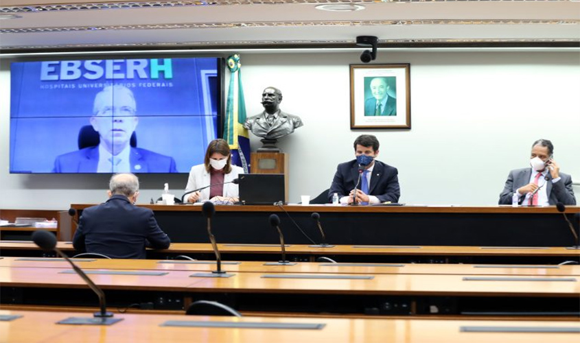 Decisão do governo sobre cloroquina recebe críticas em audiência na comissão externa