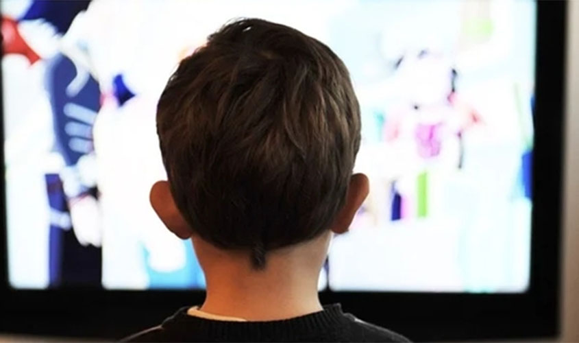 Enquanto tiverem o poder familiar, representação processual do menor continua com os pais