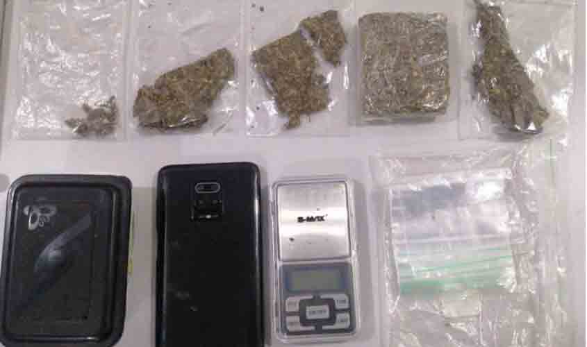 Vendendo drogas por “dificuldades financeiras” através do WhatsApp, traficante arrependido entrega maconha à polícia