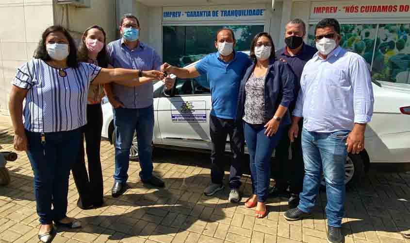 Laerte Gomes entrega veículo ao IMPREV de Machadinho do Oeste
