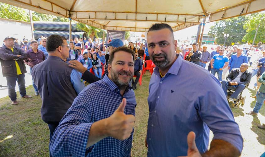 Presidente Alex Redano participa da assinatura da ordem de serviço do Tchau Poeira 