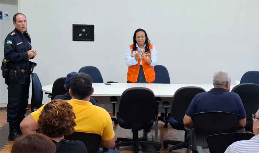 Comitiva liderada pela prefeitura parte em apoio aos ribeirinhos do Baixo Madeira