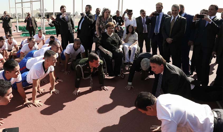 Psol ironiza Bolsonaro: nele, até as flexões são fake