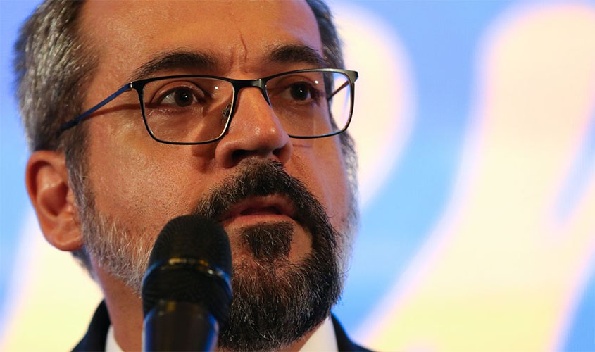 Diário Oficial publica decreto de exoneração do ministro da Educação