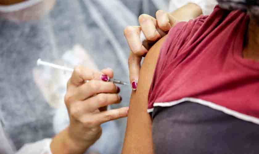 Mais de 2.600 pessoas são vacinadas contra a covid-19 em Candeias do Jamari durante vacinação em massa