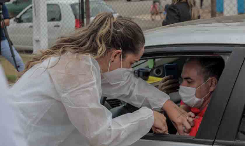 Prefeitura utiliza drive-thru para imunização de profissionais da educação