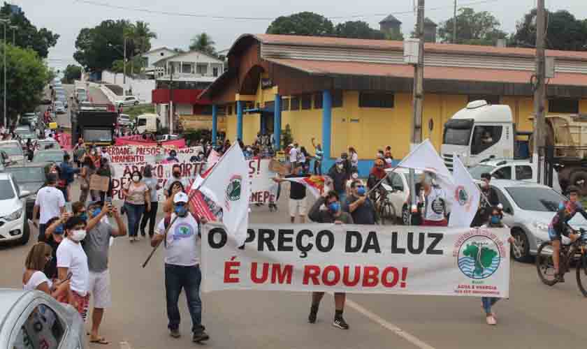 Trabalhadores e trabalhadoras em educação reivindicam vacinação em massa contra a Covid-19 durante movimento no dia 19 de junho