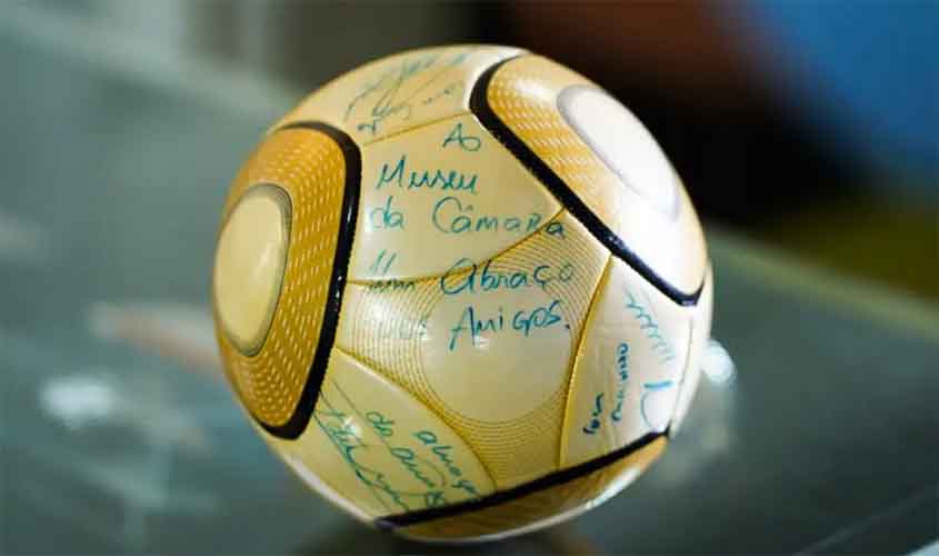 Moraes vota por condenar acusado de furtar bola autografada por Neymar