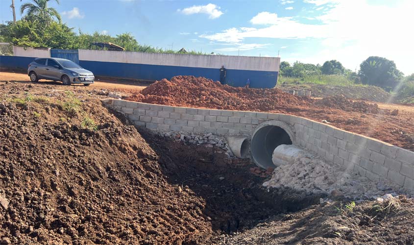 Três bairros recebem obras de drenagem