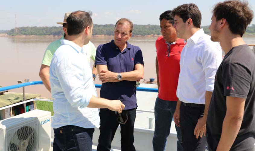 Prefeito Hildon Chaves faz vistoria em barco hospital do município
