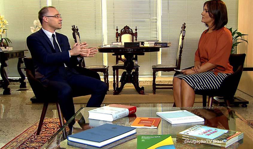 Retomar dinheiro de corrupto funciona mais que prisão, diz AGU